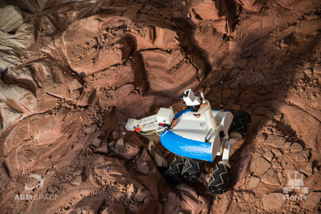 Łazik pobierający próbki w makiecie krateru marsjańskiego podczas konkursu Remote Mars Yard 2016 (Fot. Maciej Urbanowicz)