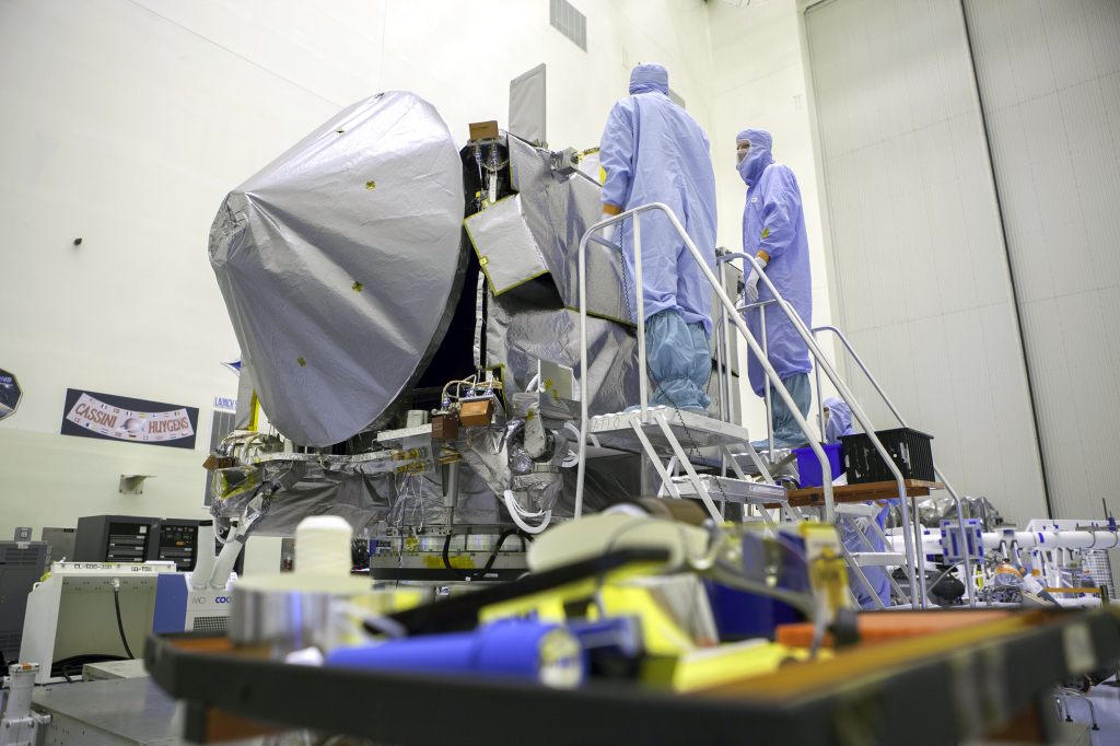 Sonda OSIRIS-REx podczas przygotowań osłony termicznej w Kennedy Space Center. Źródło: NASA/Michelle Stone
